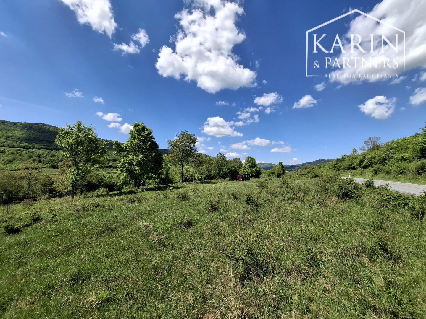 Slnečný rekreačný pozemok 5140 m2 s mobilným domom obklopený krásnou prírodou Horný Tisovník