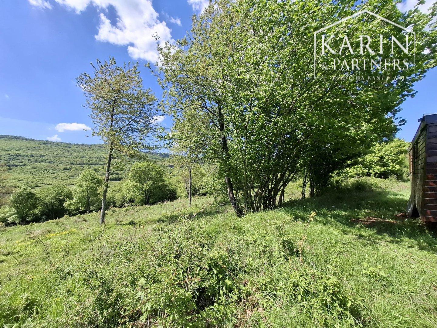 Slnečný rekreačný pozemok 5140 m2 s mobilným domom obklopený krásnou prírodou Horný Tisovník