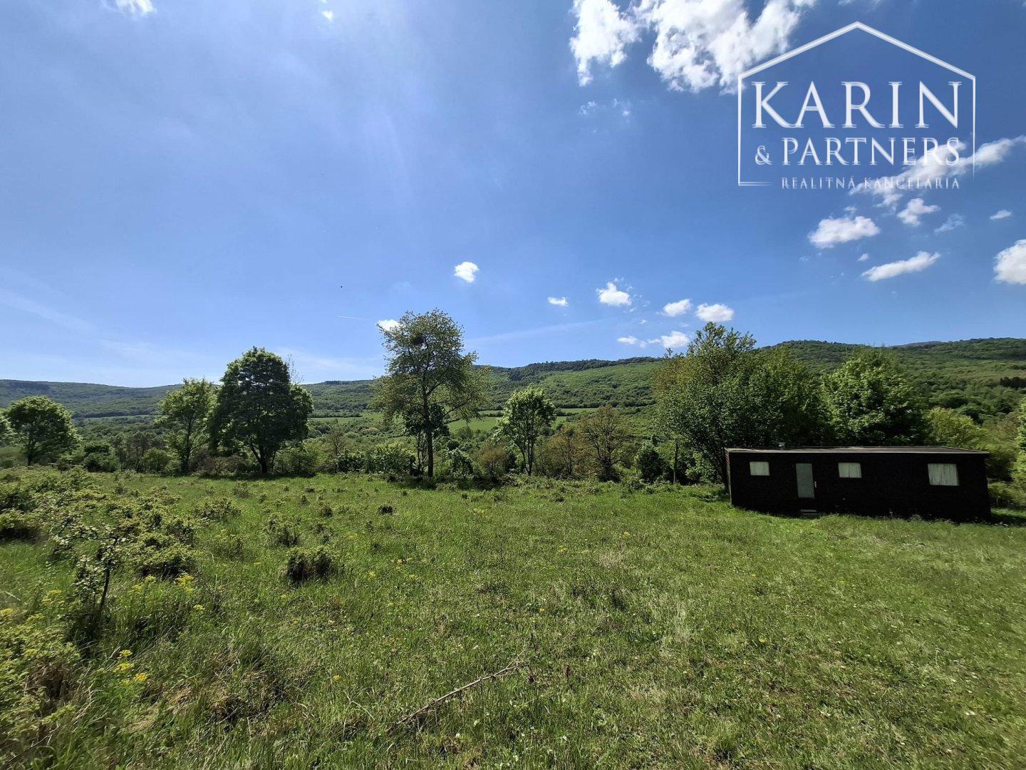 Slnečný rekreačný pozemok 5140 m2 s mobilným domom obklopený krásnou prírodou Horný Tisovník