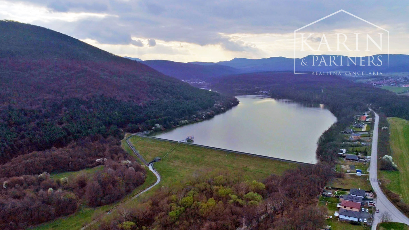 Pozemok pri vode pod Malými Karpatmi, Horné Orešany.