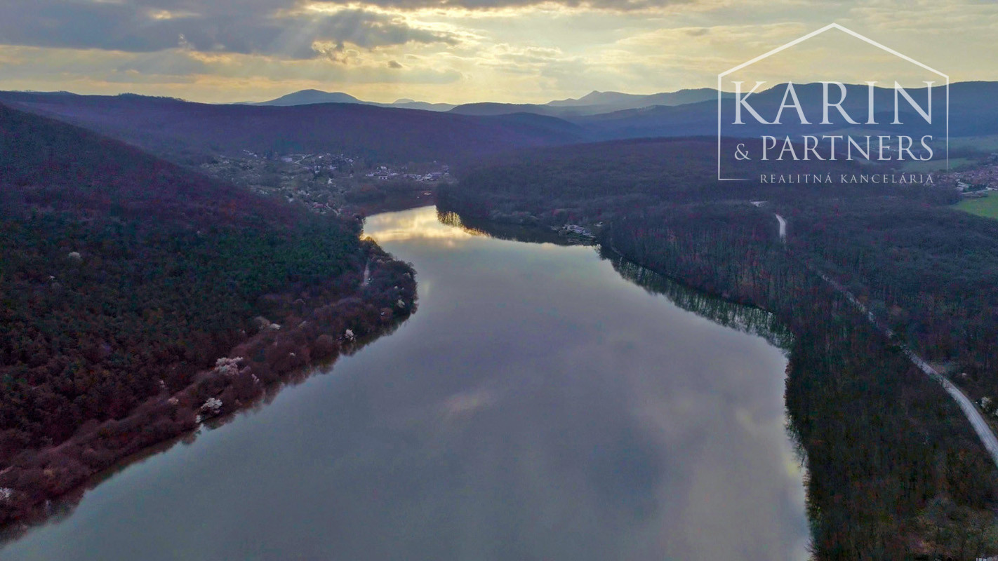 Pozemok pri vode pod Malými Karpatmi, Horné Orešany.