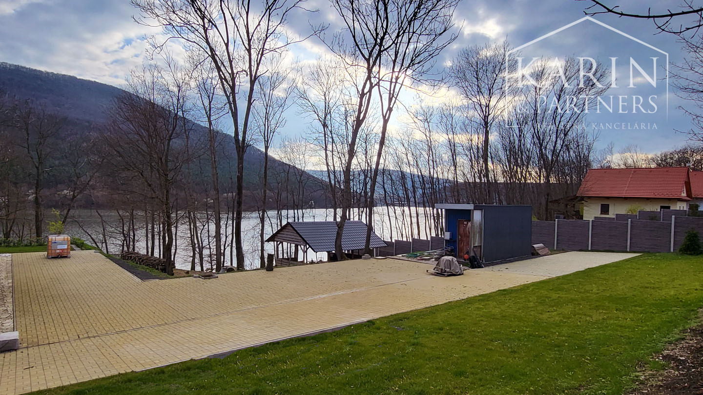 Pozemok pri vode pod Malými Karpatmi, Horné Orešany.