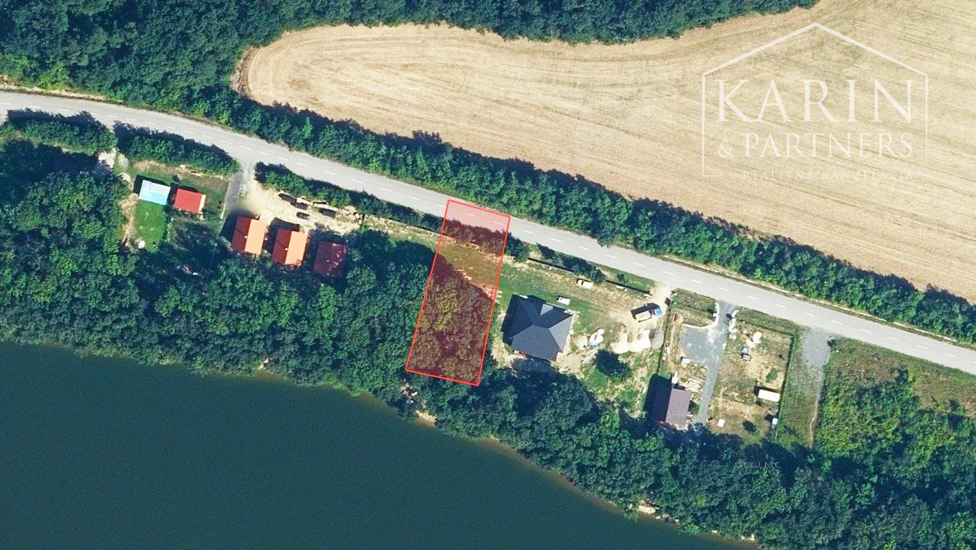 Pozemok pri vode pod Malými Karpatmi, Horné Orešany.