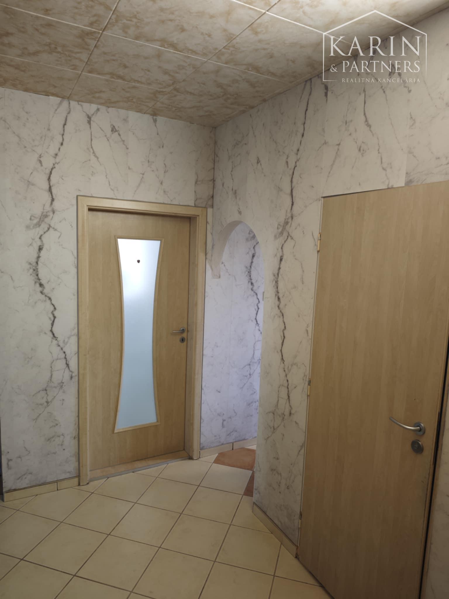 Výhodná ponuka: Na predaj – Priestranný 4-izbový byt po rekonštrukcii so špajzou a balkónom na sídlisku JUH – Nové Zámky