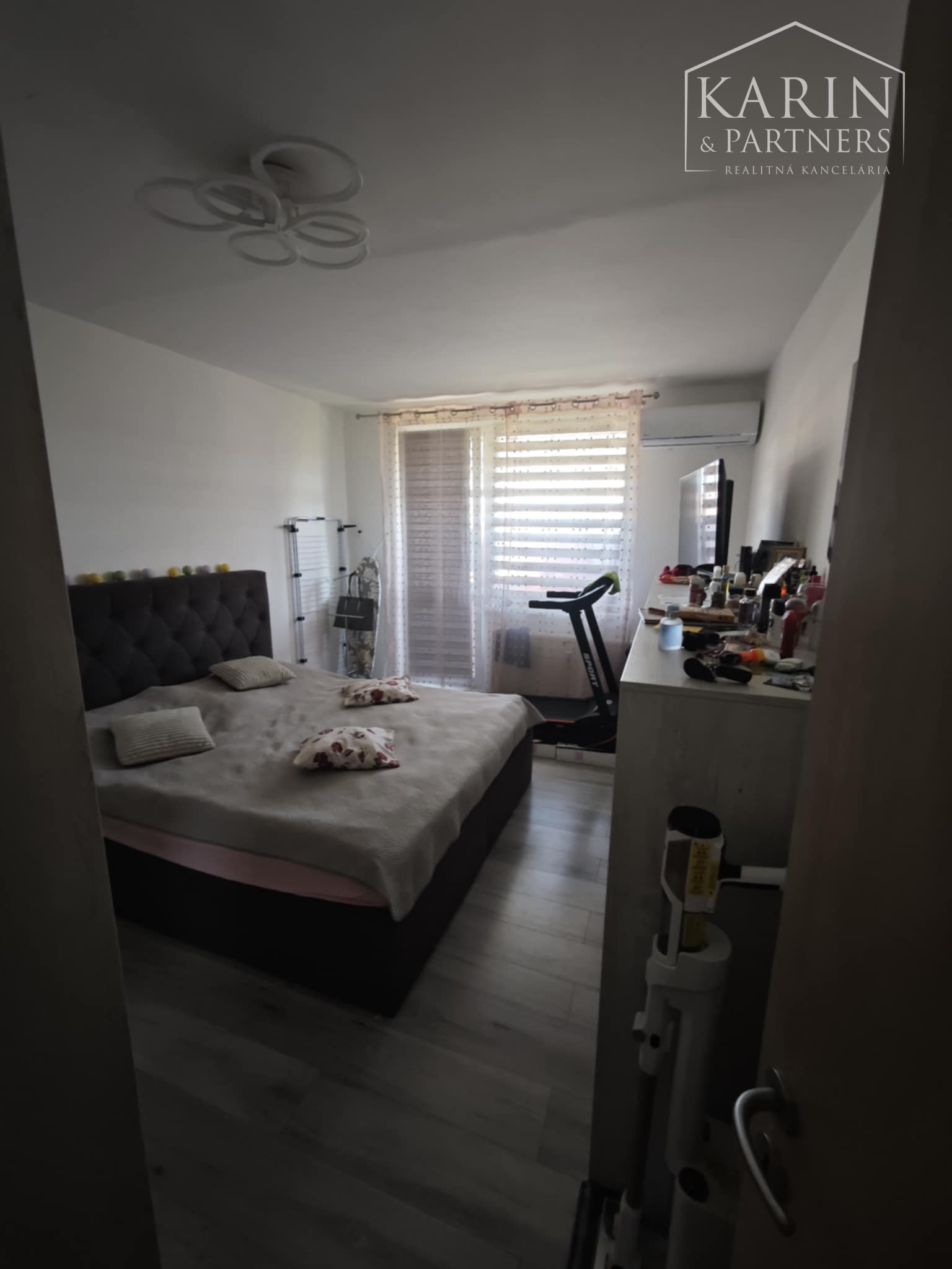 Výhodná ponuka: Na predaj – Priestranný 4-izbový byt po rekonštrukcii so špajzou a balkónom na sídlisku JUH – Nové Zámky