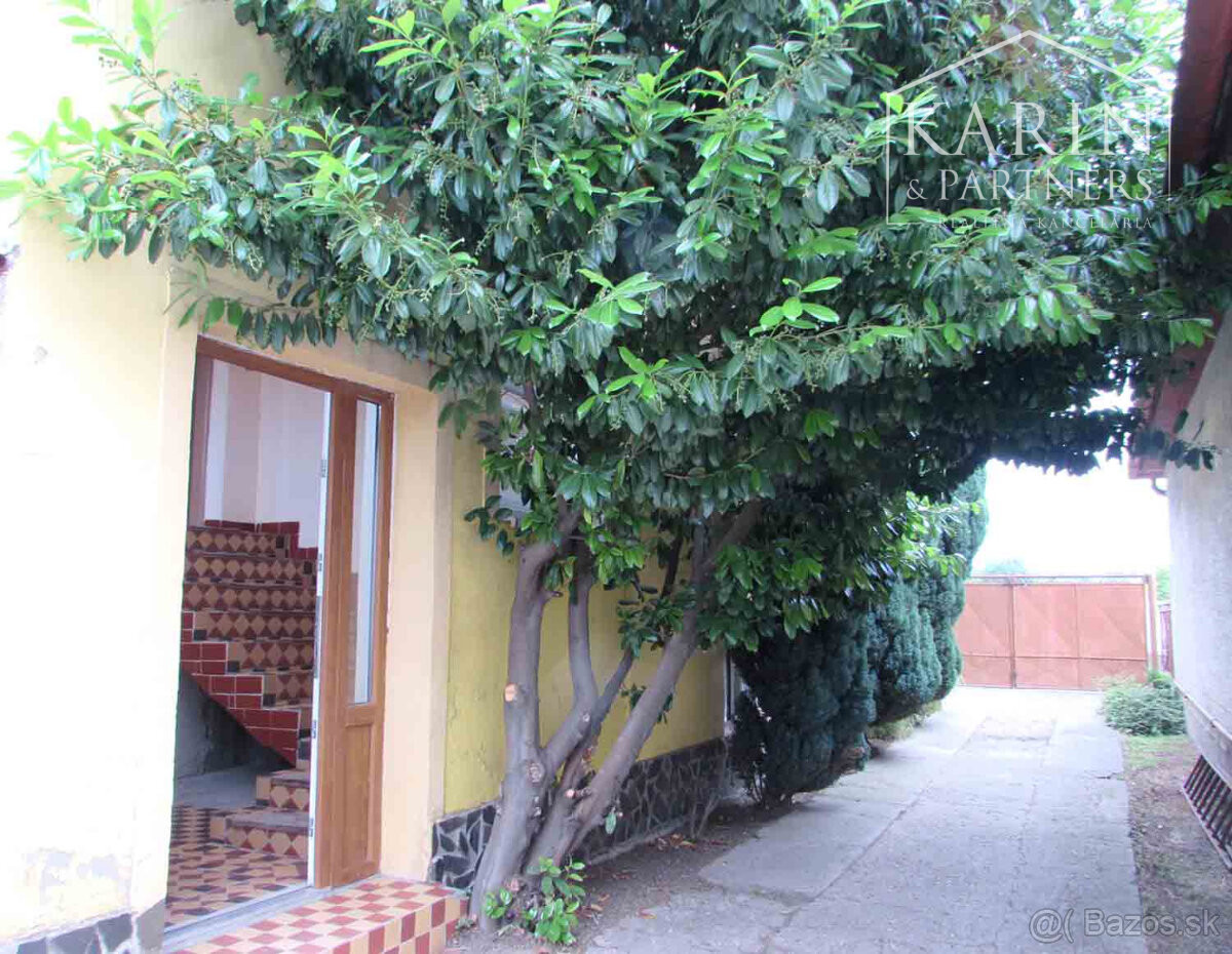 Priestranný 7 izb. rodinný dom - 6 km od Nových Zámkov