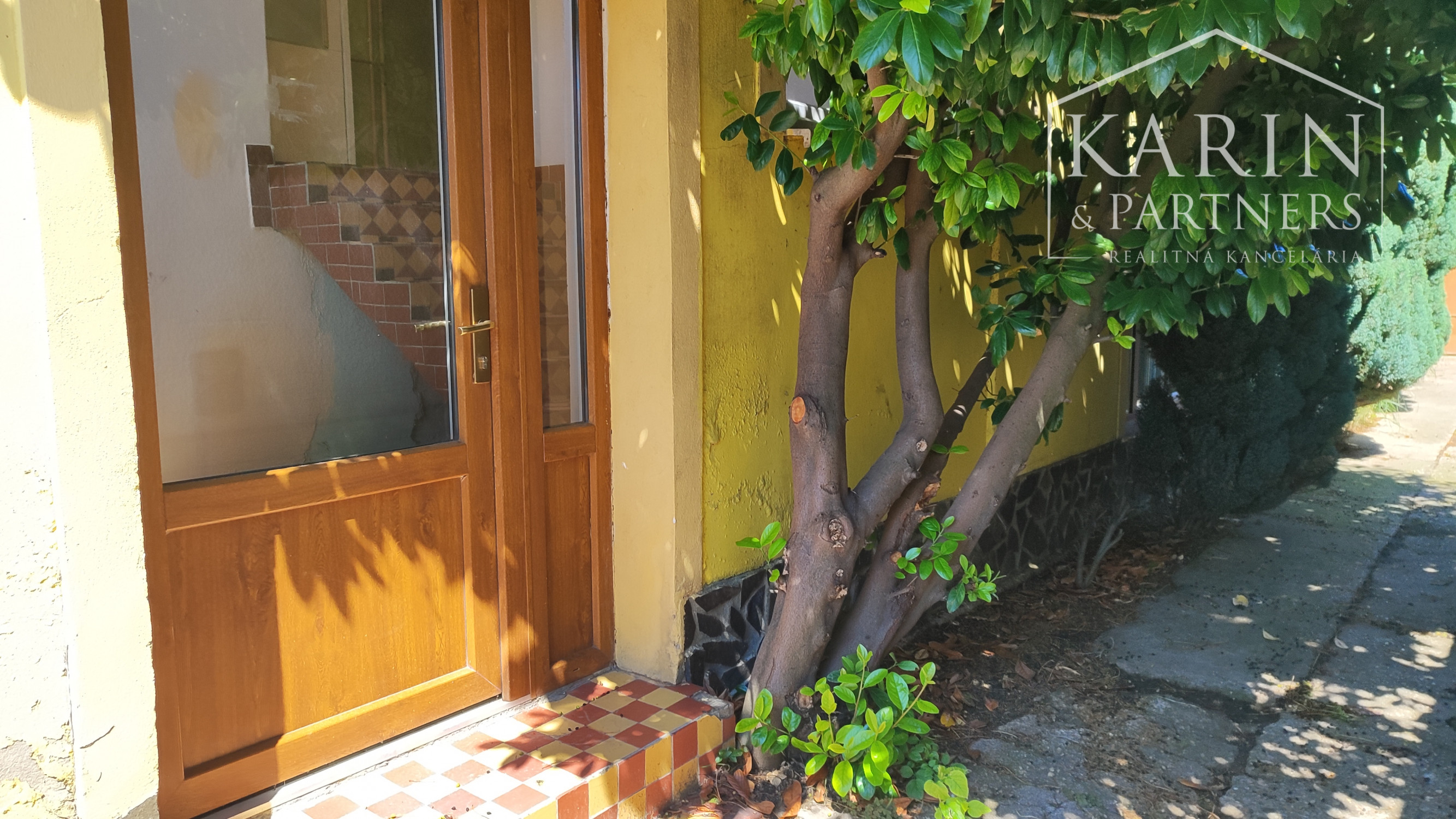 Priestranný 7 izb. rodinný dom - 6 km od Nových Zámkov