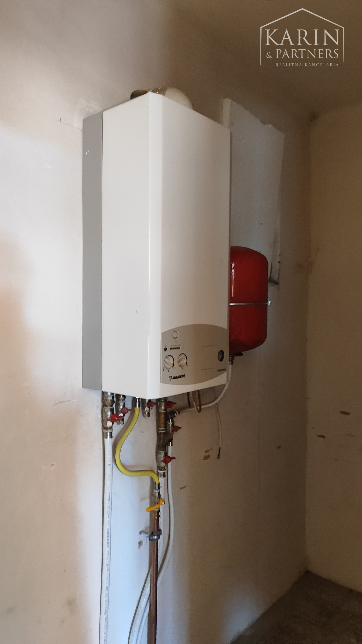 Priestranný 7 izb. rodinný dom - 6 km od Nových Zámkov