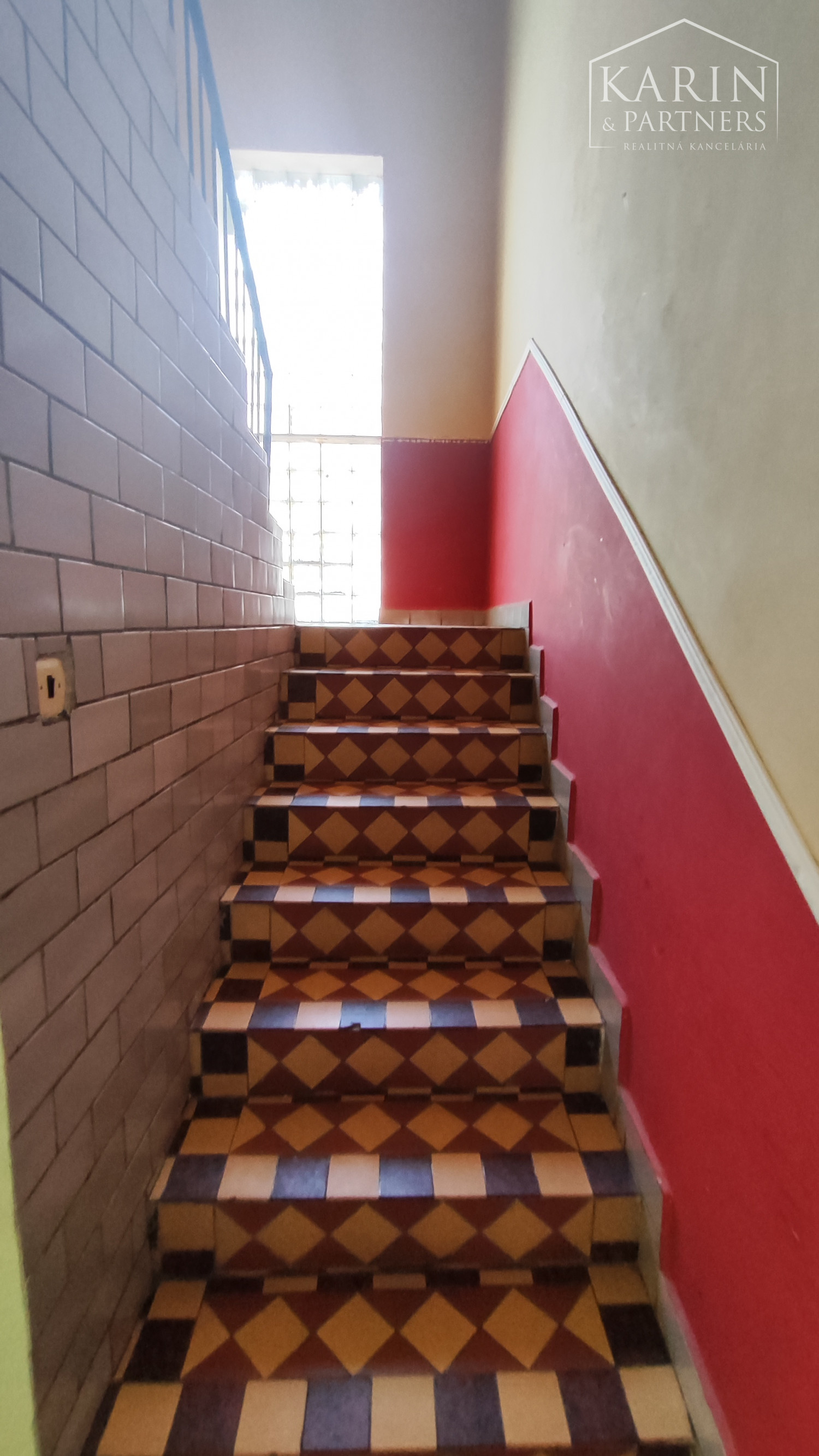 Priestranný 7 izb. rodinný dom - 6 km od Nových Zámkov