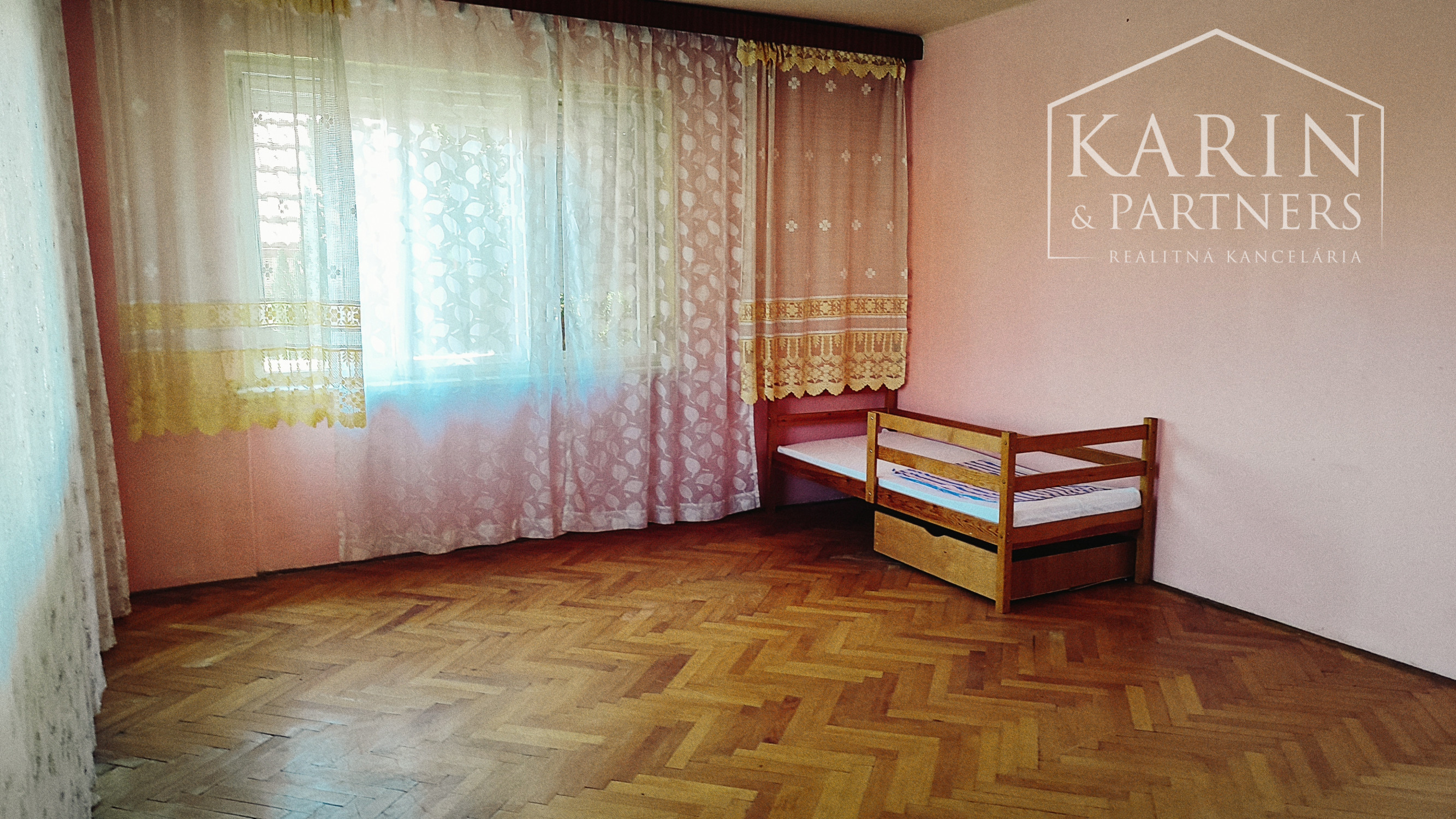 Priestranný 7 izb. rodinný dom - 6 km od Nových Zámkov