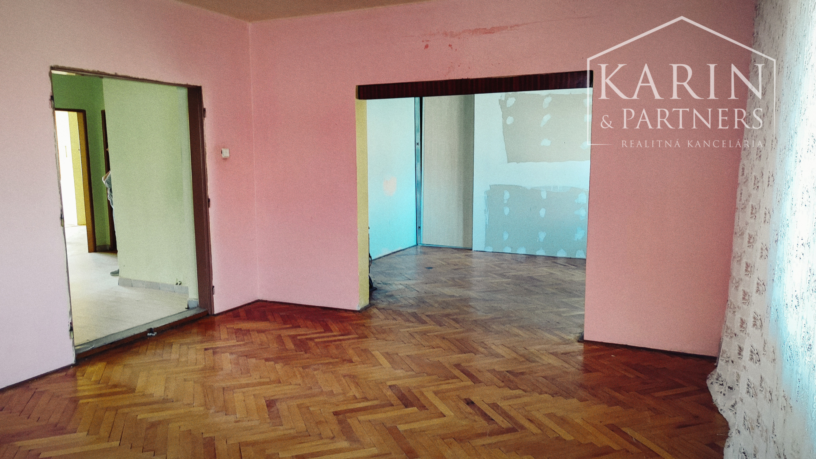 Priestranný 7 izb. rodinný dom - 6 km od Nových Zámkov