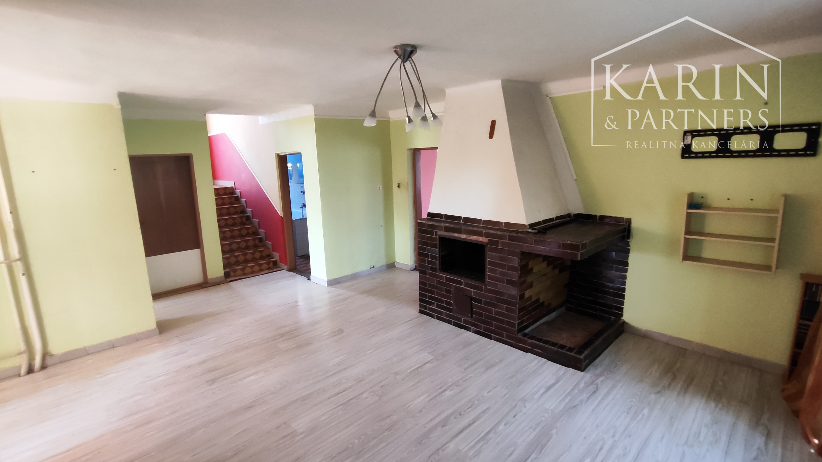 Priestranný 7 izb. rodinný dom - 6 km od Nových Zámkov