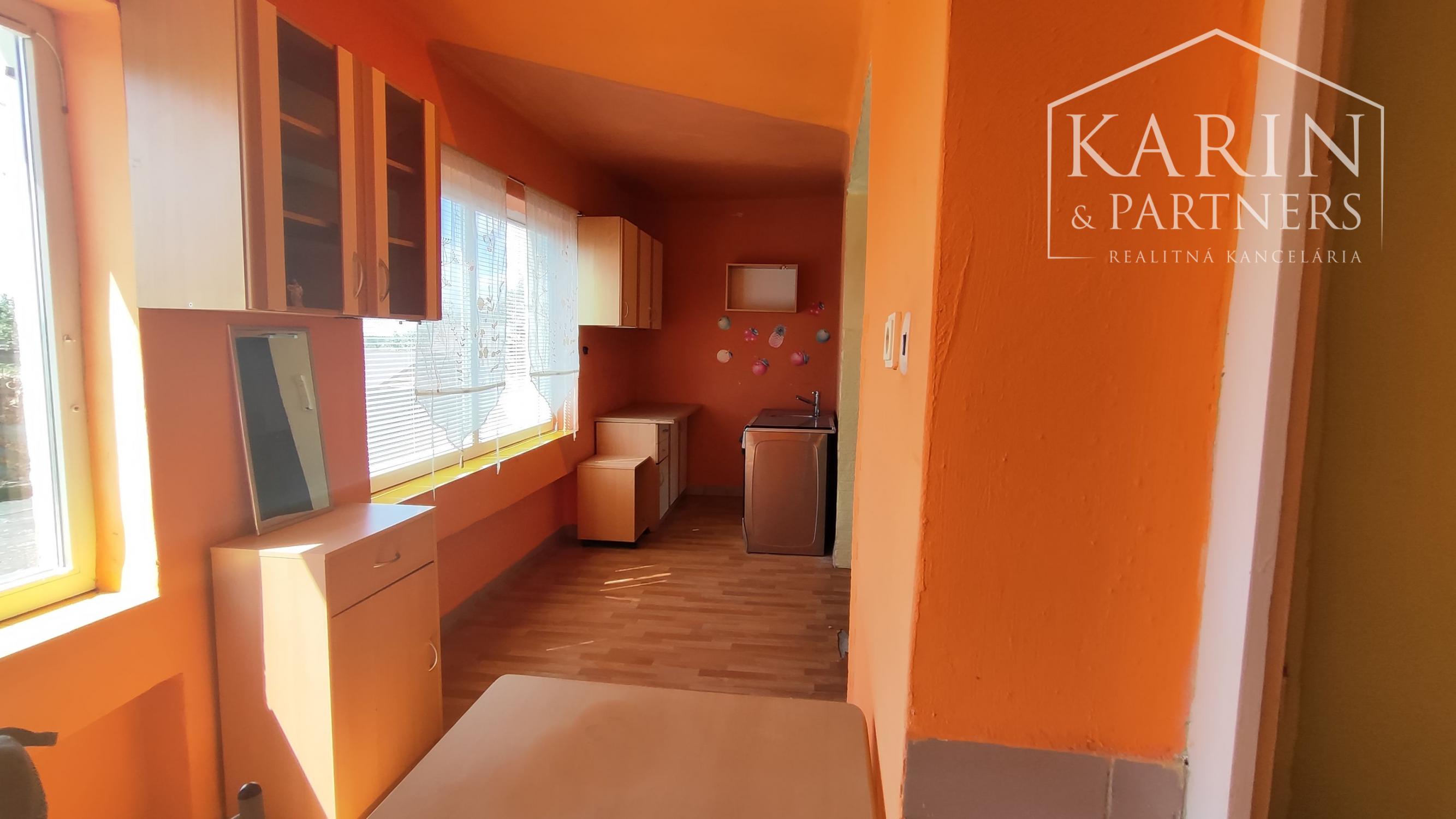 Priestranný 7 izb. rodinný dom - 6 km od Nových Zámkov