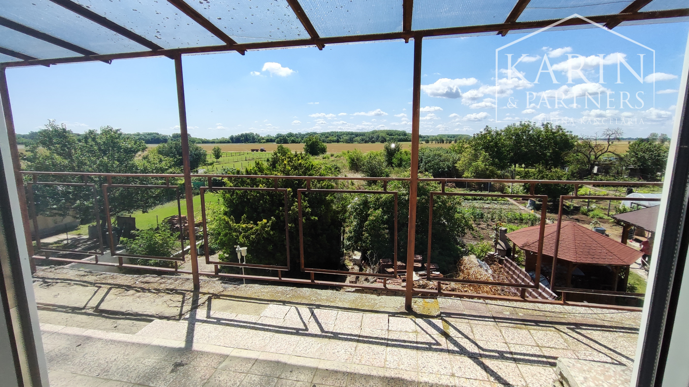 Priestranný 7 izb. rodinný dom - 6 km od Nových Zámkov