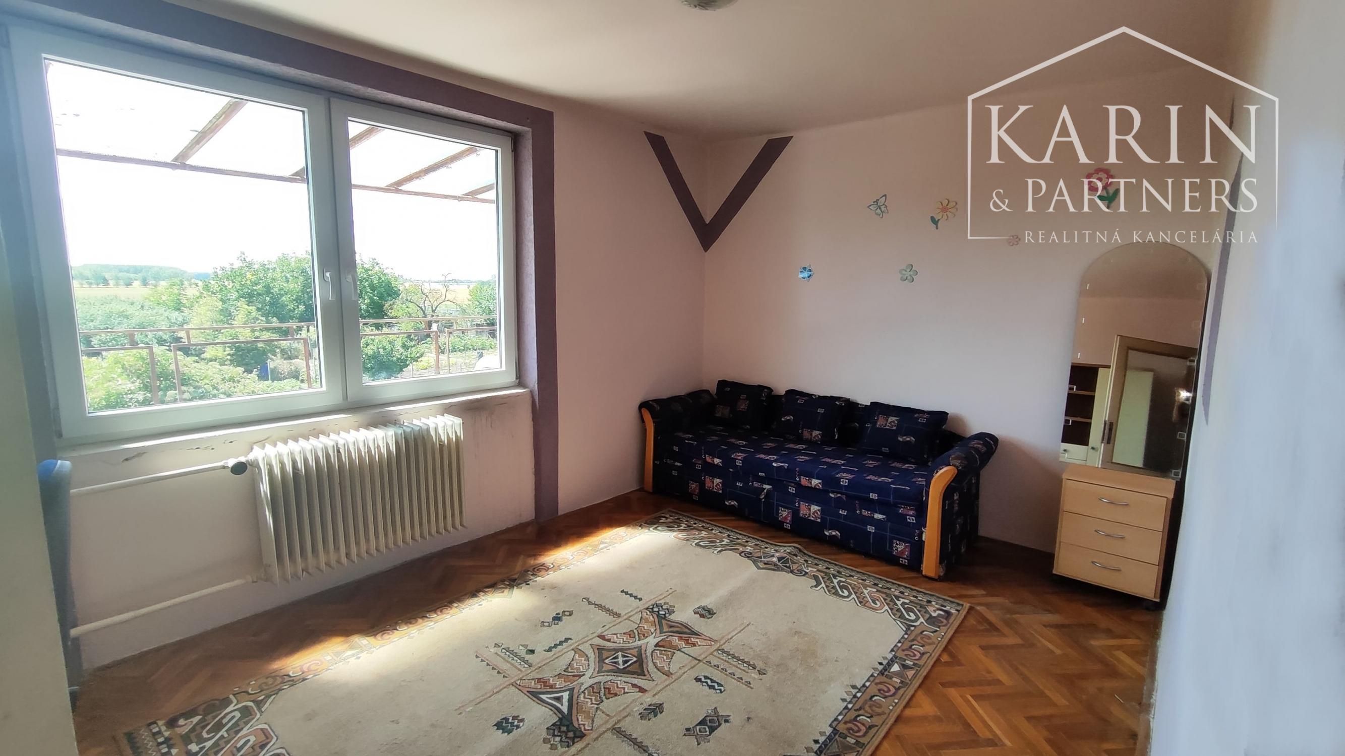 Priestranný 7 izb. rodinný dom - 6 km od Nových Zámkov