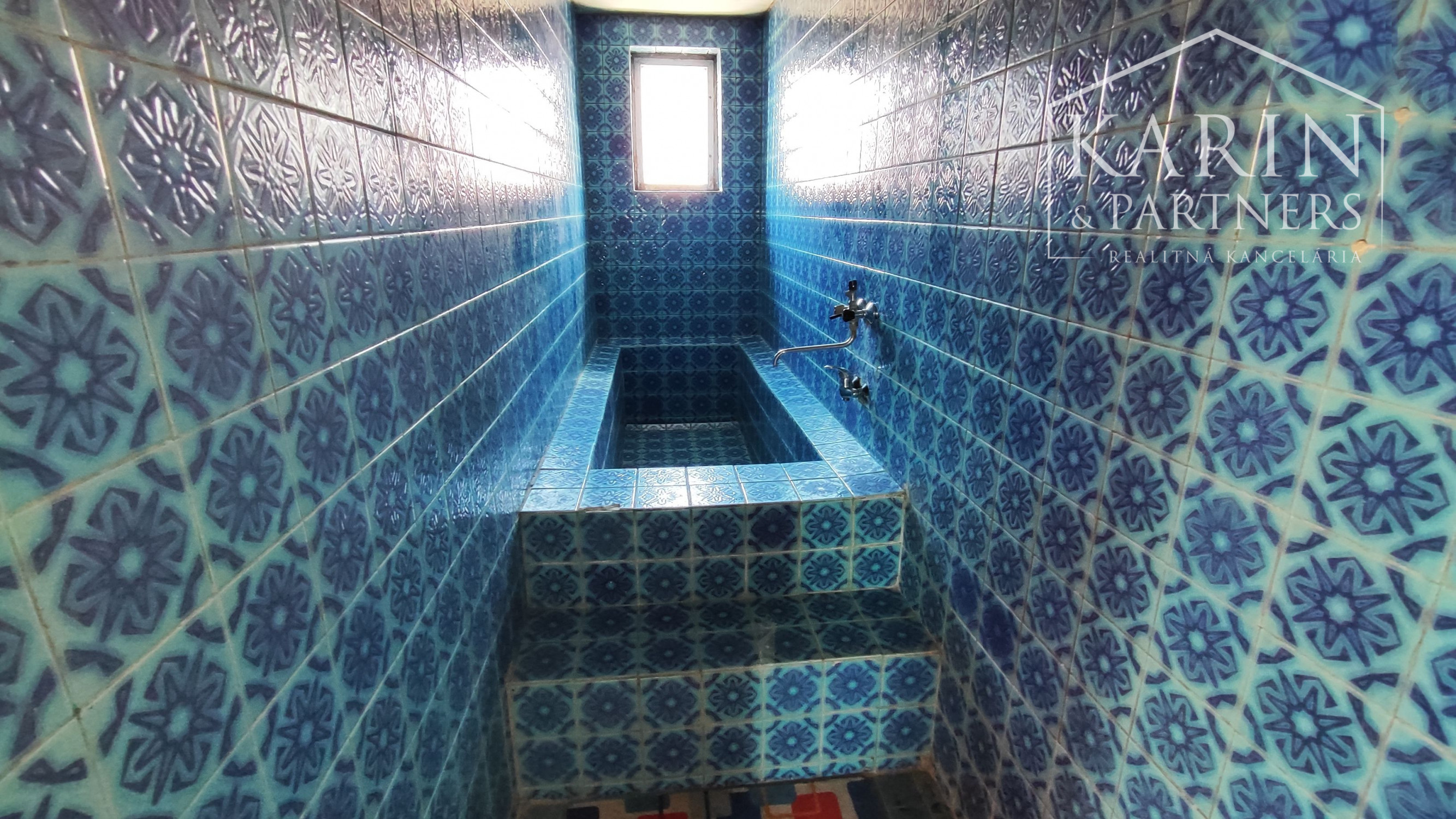 Priestranný 7 izb. rodinný dom - 6 km od Nových Zámkov