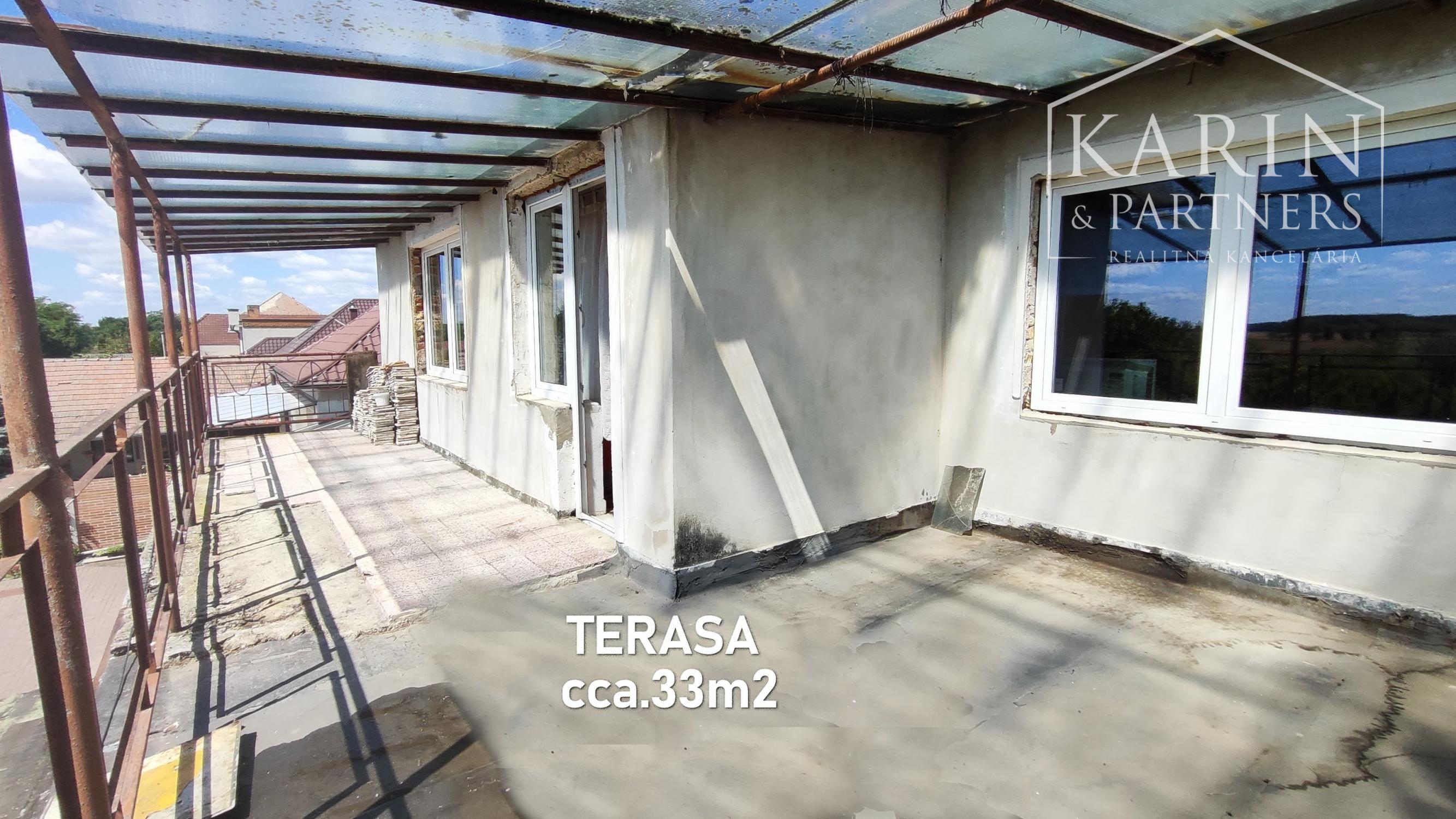 Priestranný 7 izb. rodinný dom - 6 km od Nových Zámkov