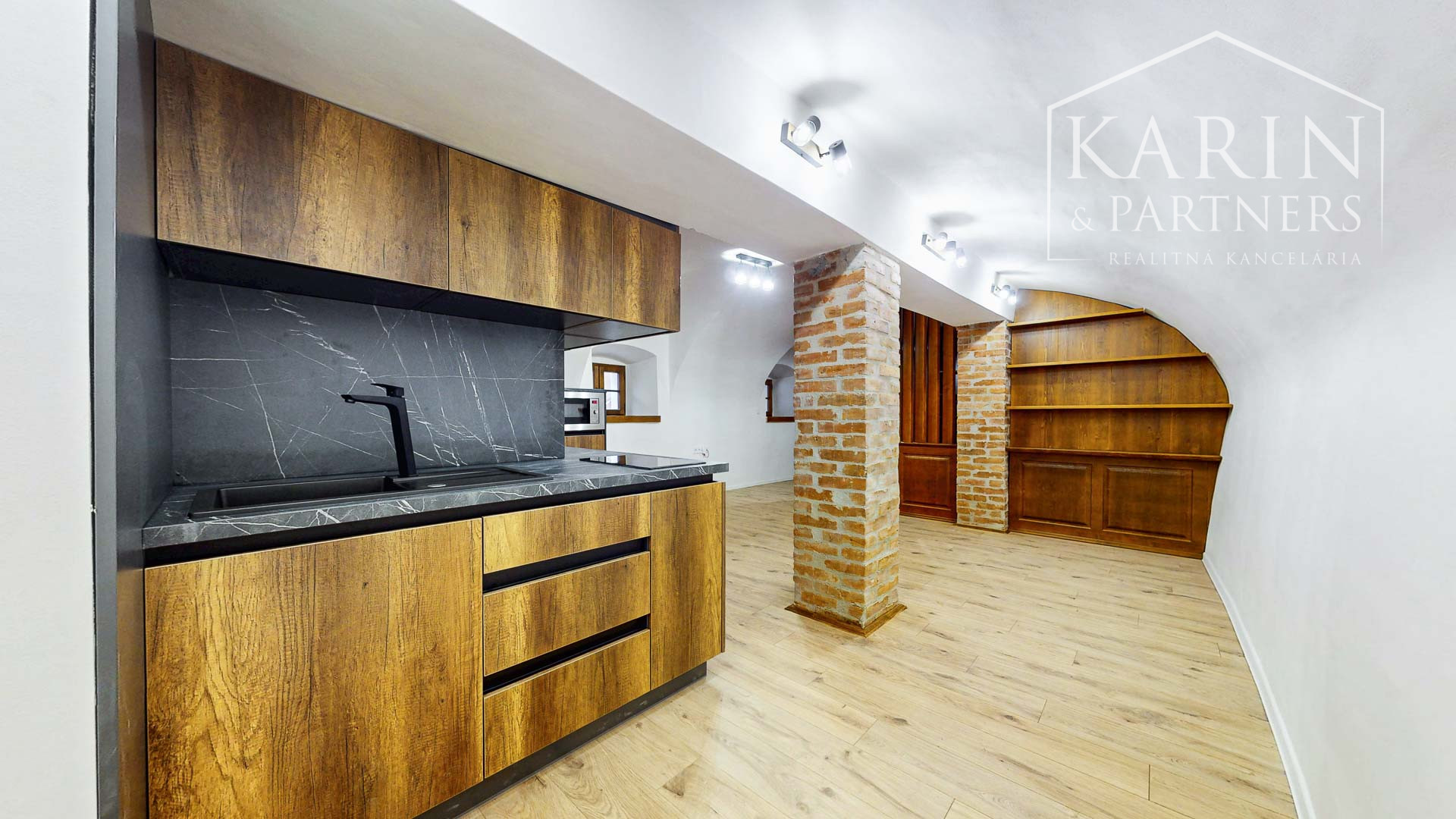 Prízemný Apartmán s Klenbami v Srdci Histórie Hellovho domu