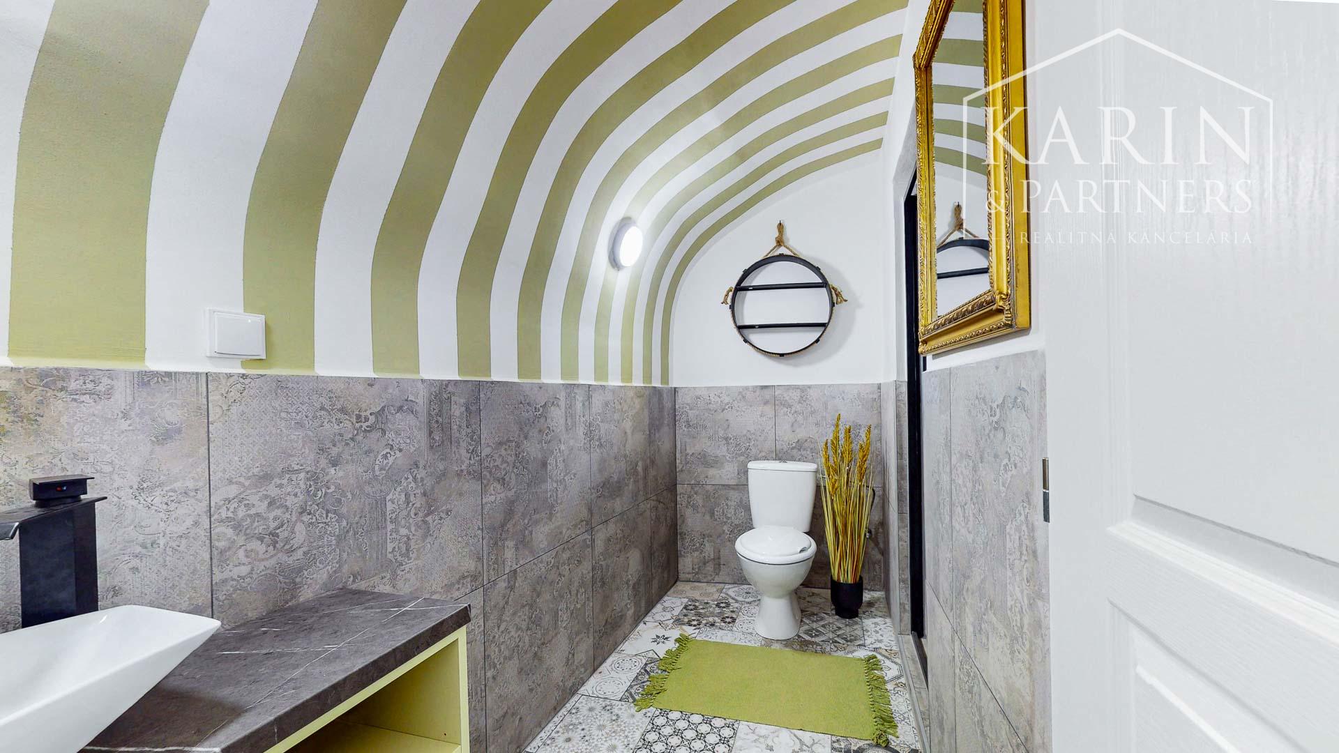 Exkluzívny nový apartmán v centre Banskej Štiavnice:  Spojenie moderného komfortu a historického šarmu