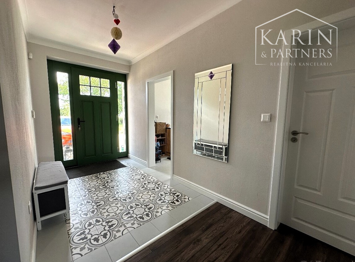 Na predaj exkluzívny rodinný dom - luxusná novostavba s veľkým pozemkom v blízkom okolí Nových Zámkov - Rezervované