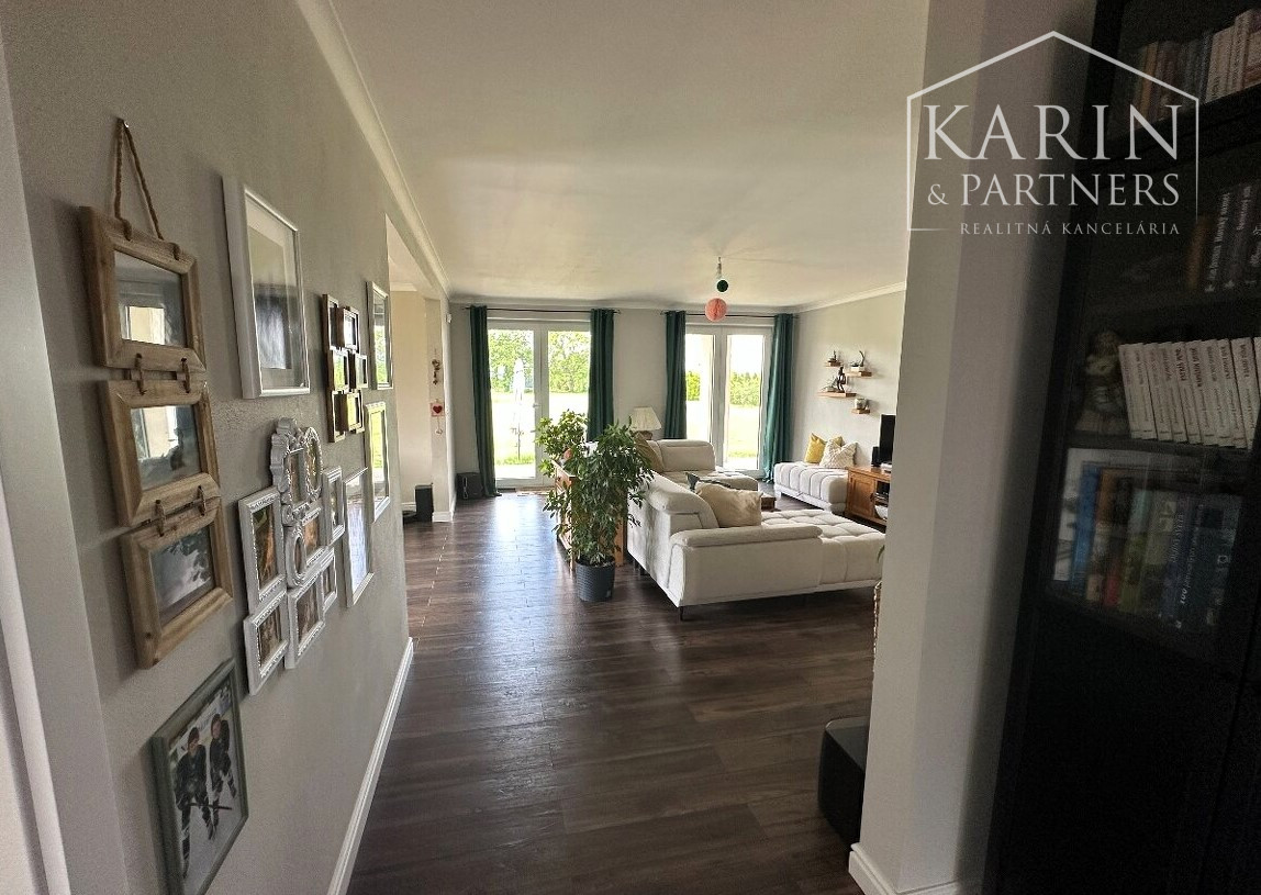 Na predaj exkluzívny rodinný dom - luxusná novostavba s veľkým pozemkom v blízkom okolí Nových Zámkov - Rezervované