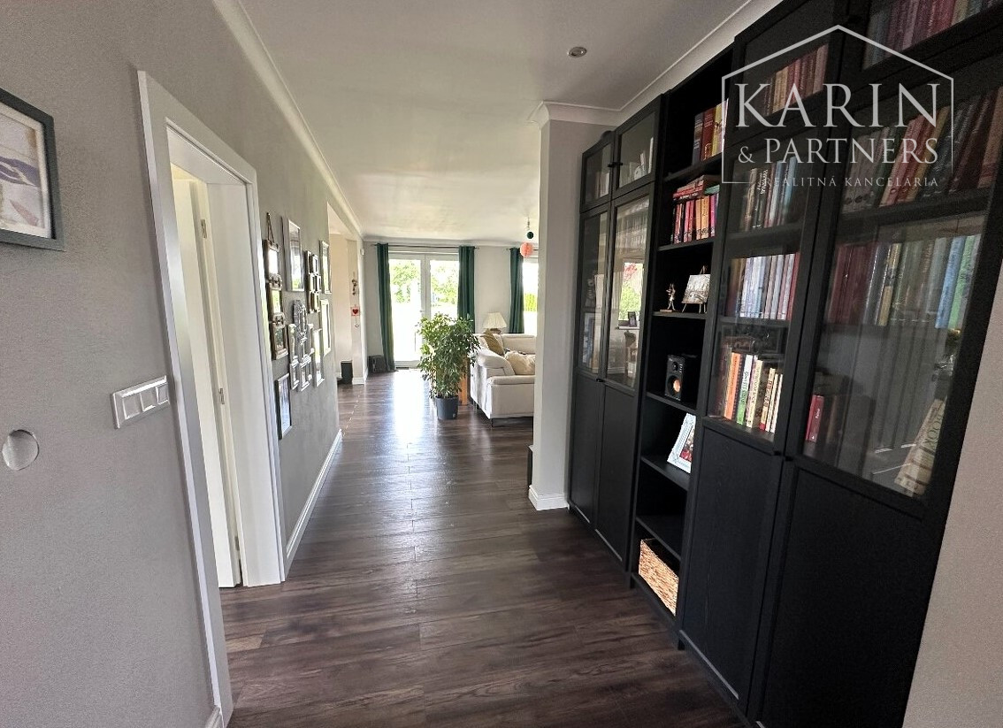 Na predaj exkluzívny rodinný dom - luxusná novostavba s veľkým pozemkom v blízkom okolí Nových Zámkov - Rezervované