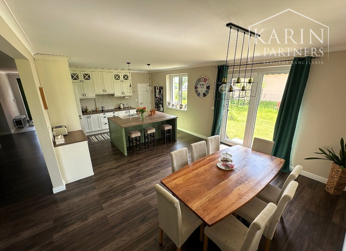 Na predaj exkluzívny rodinný dom - luxusná novostavba s veľkým pozemkom v blízkom okolí Nových Zámkov - Rezervované