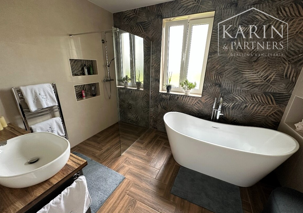 Na predaj exkluzívny rodinný dom - luxusná novostavba s veľkým pozemkom v blízkom okolí Nových Zámkov - Rezervované