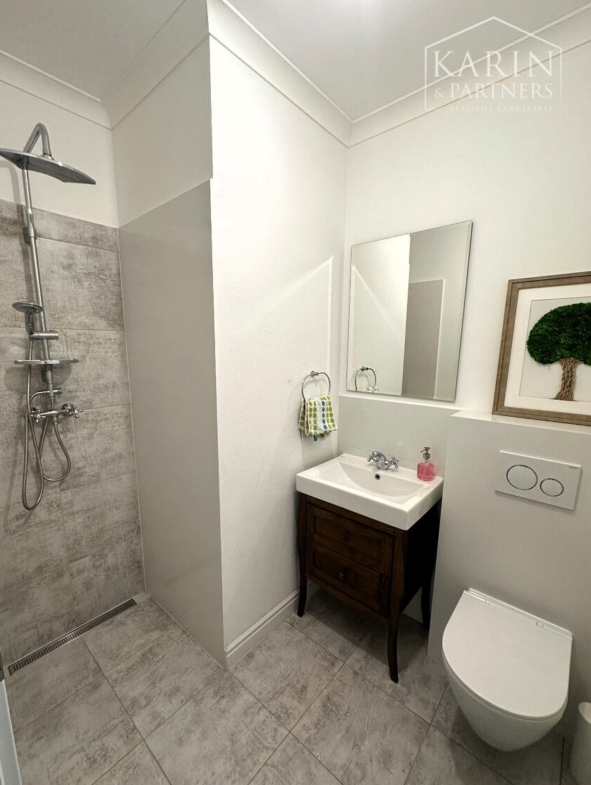 Na predaj exkluzívny rodinný dom - luxusná novostavba s veľkým pozemkom v blízkom okolí Nových Zámkov - Rezervované