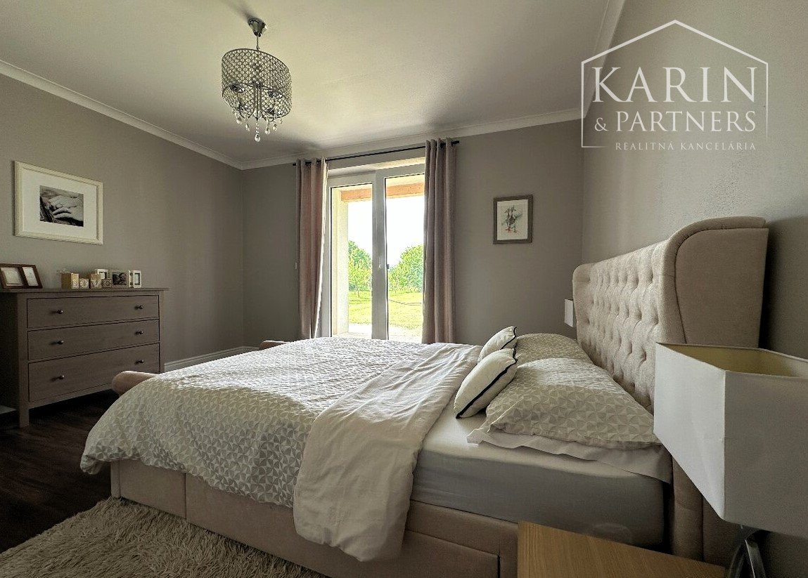 Na predaj exkluzívny rodinný dom - luxusná novostavba s veľkým pozemkom v blízkom okolí Nových Zámkov - Rezervované