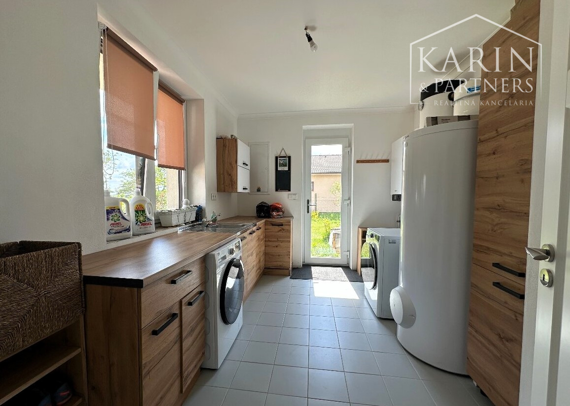 Na predaj exkluzívny rodinný dom - luxusná novostavba s veľkým pozemkom v blízkom okolí Nových Zámkov - Rezervované