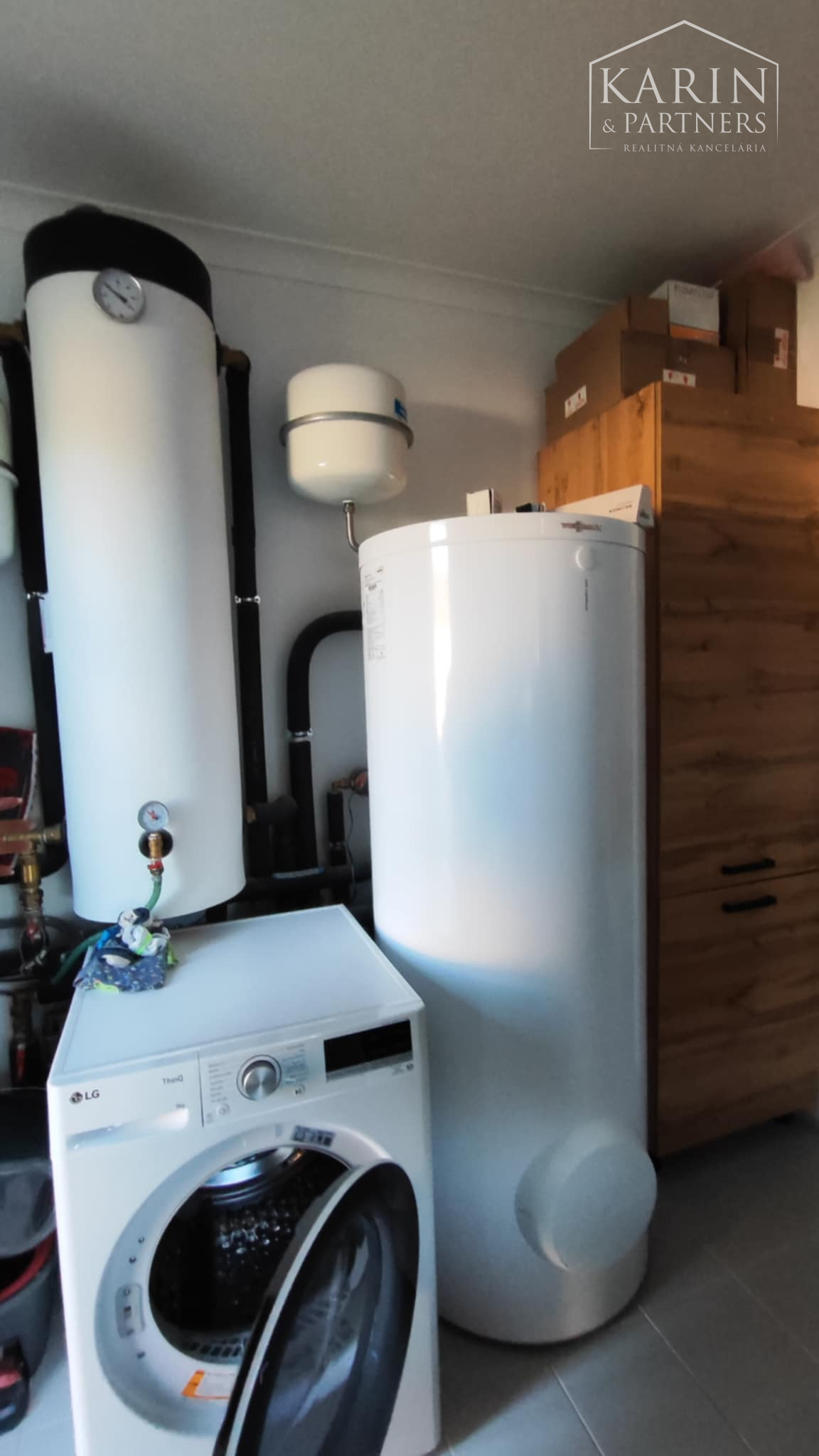 Na predaj exkluzívny rodinný dom - luxusná novostavba s veľkým pozemkom v blízkom okolí Nových Zámkov - Rezervované