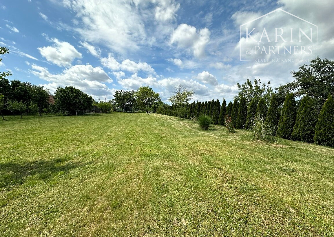 Na predaj exkluzívny rodinný dom - luxusná novostavba s veľkým pozemkom v blízkom okolí Nových Zámkov - Rezervované