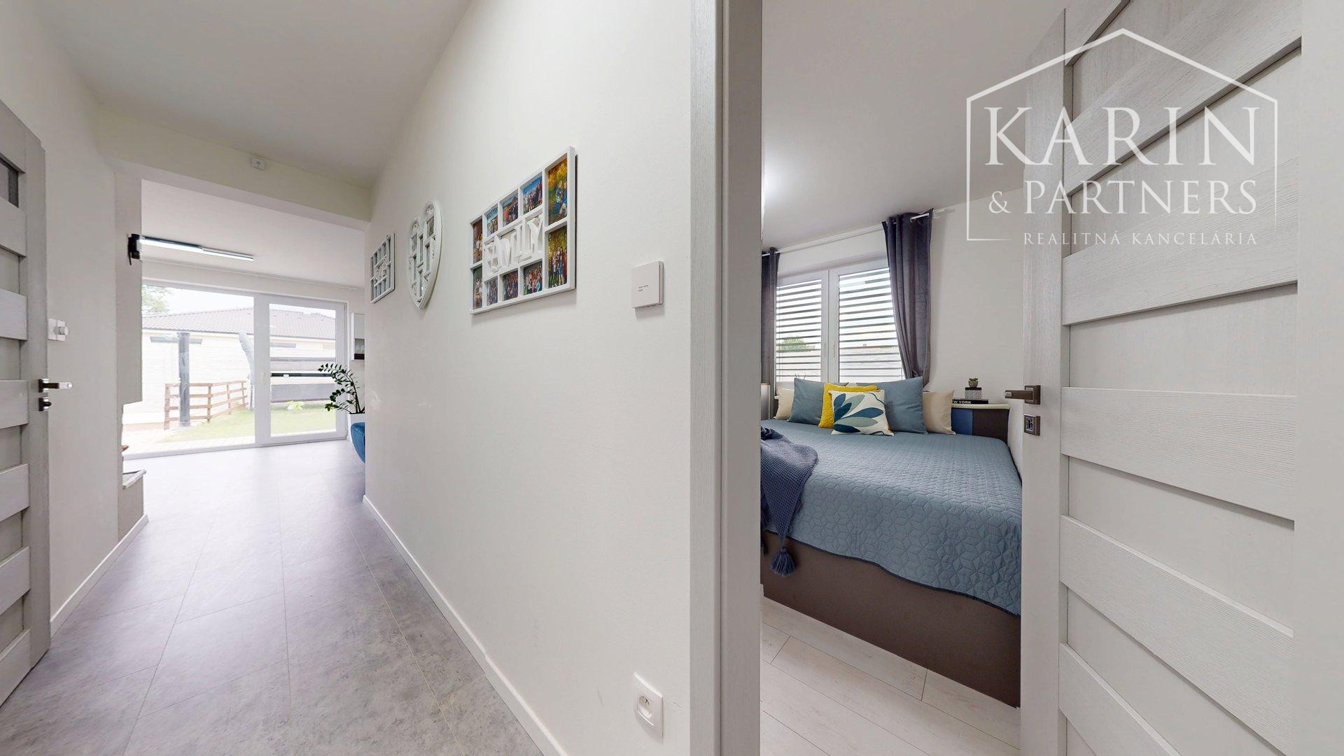 REZERVOVANÉ 4-izbový bungalov s bazénom | altánok | klimatizácia | krb