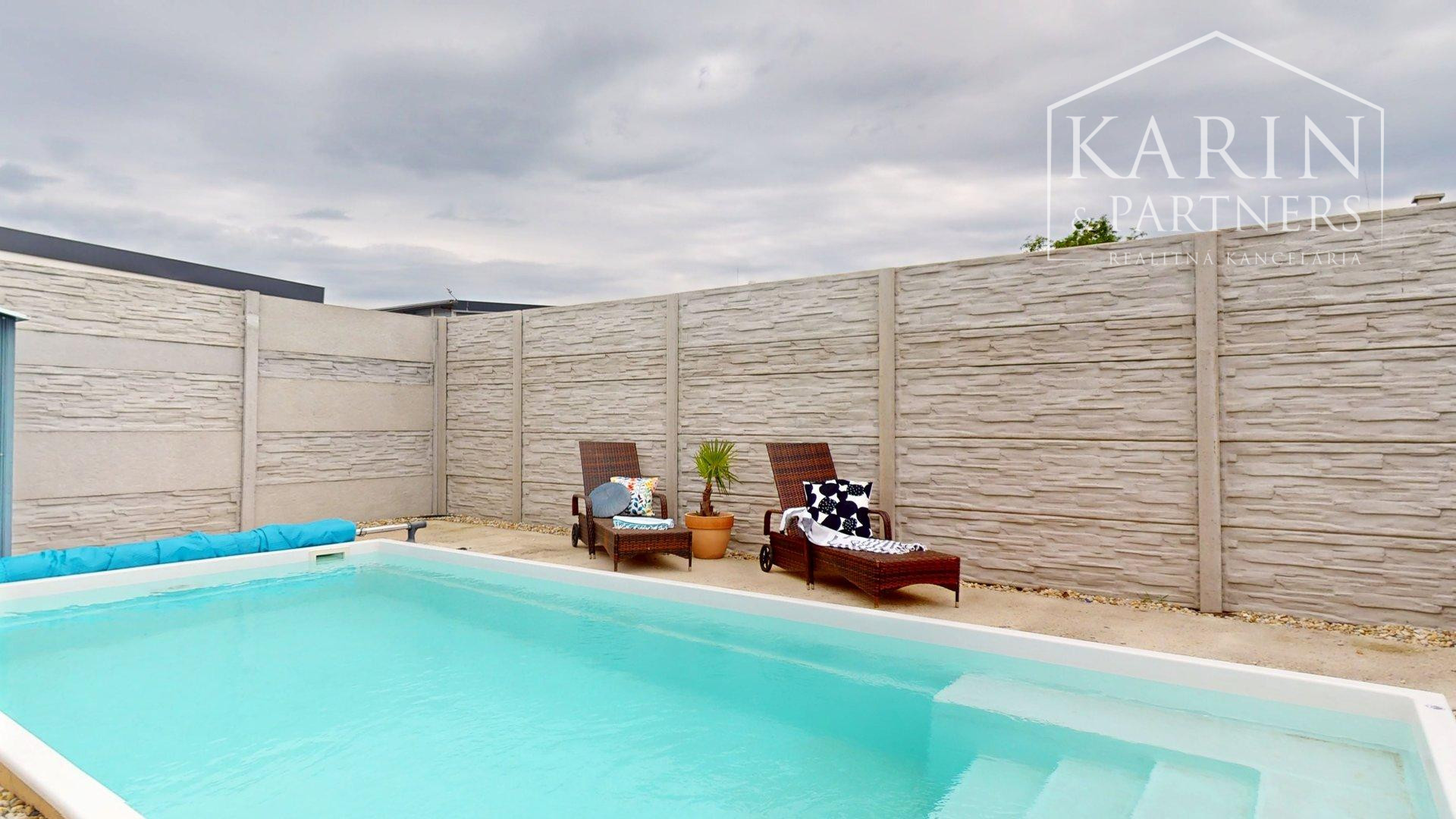 REZERVOVANÉ 4-izbový bungalov s bazénom | altánok | klimatizácia | krb