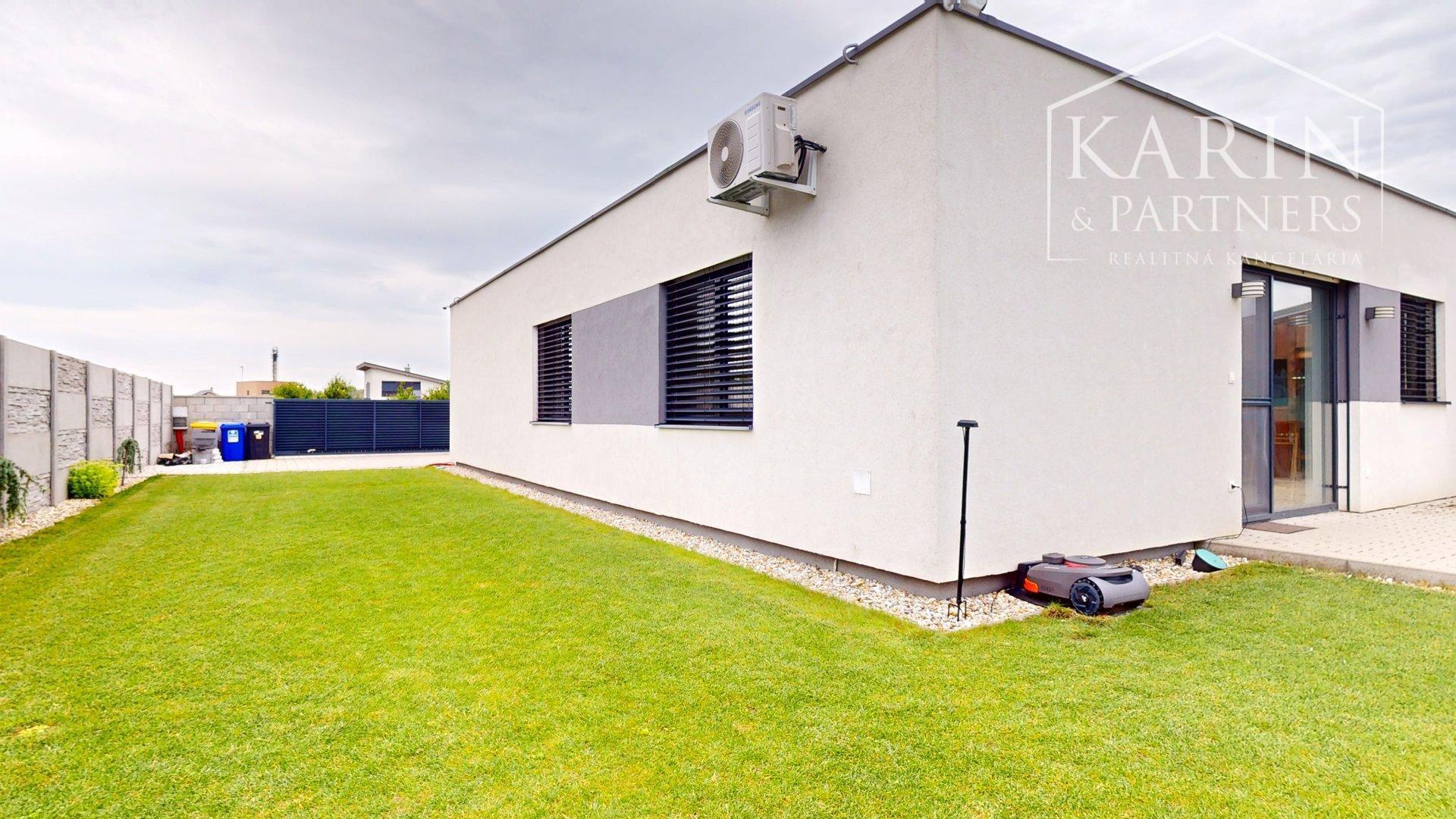 REZERVOVANÉ 4-izbový bungalov s bazénom | altánok | klimatizácia | krb