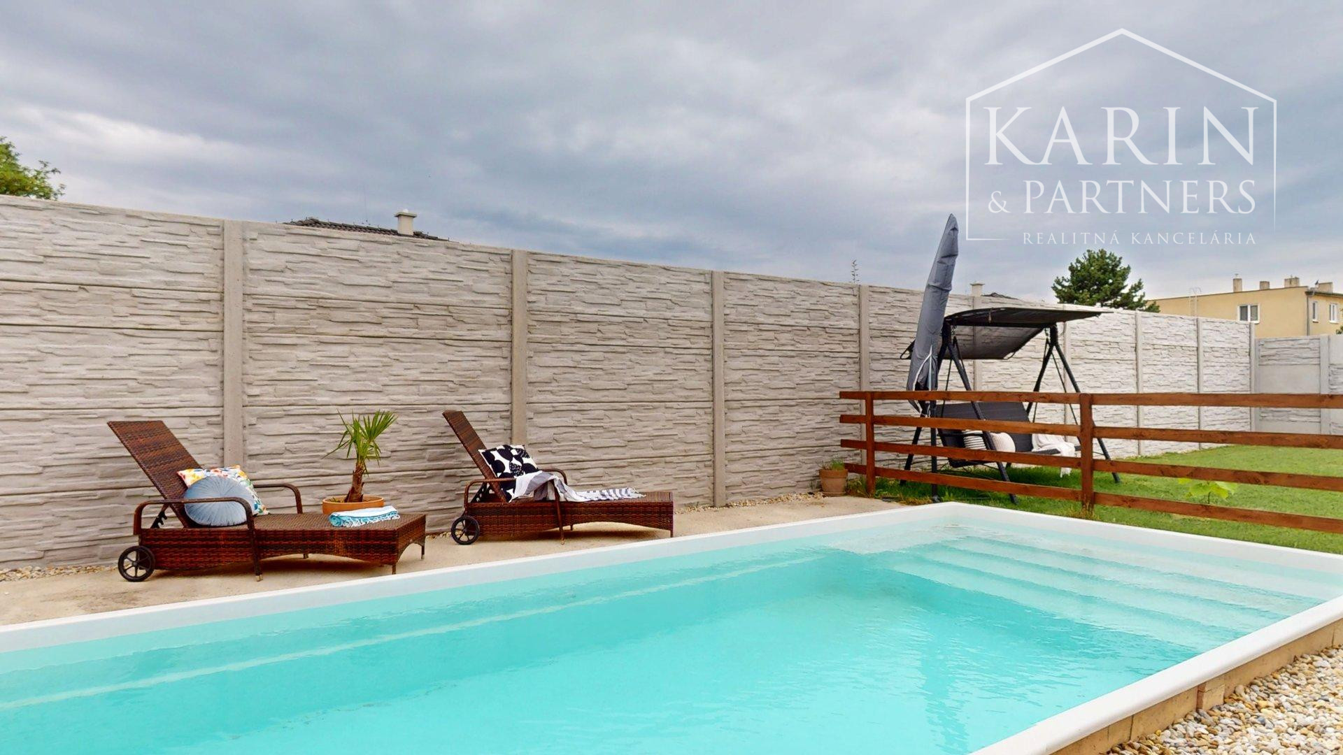 REZERVOVANÉ 4-izbový bungalov s bazénom | altánok | klimatizácia | krb