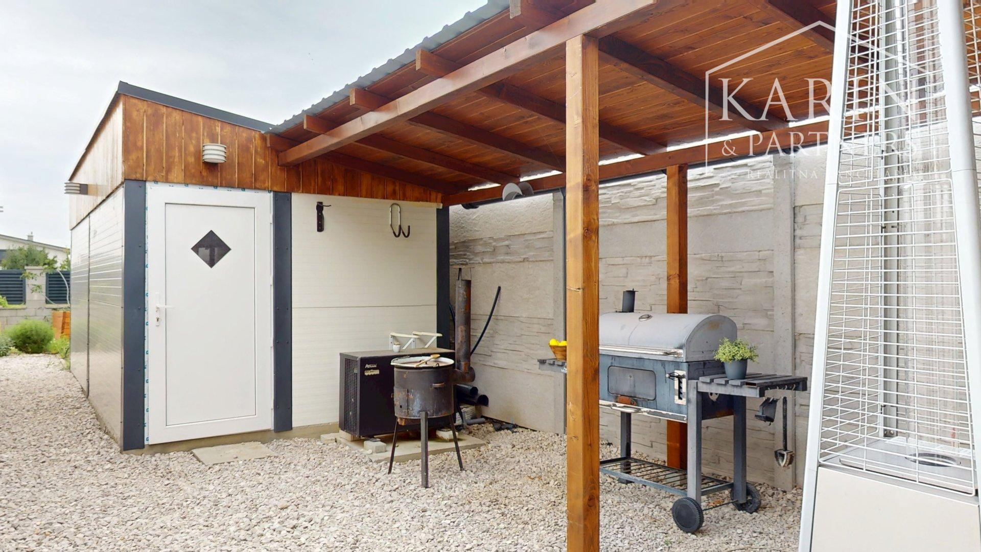 REZERVOVANÉ 4-izbový bungalov s bazénom | altánok | klimatizácia | krb