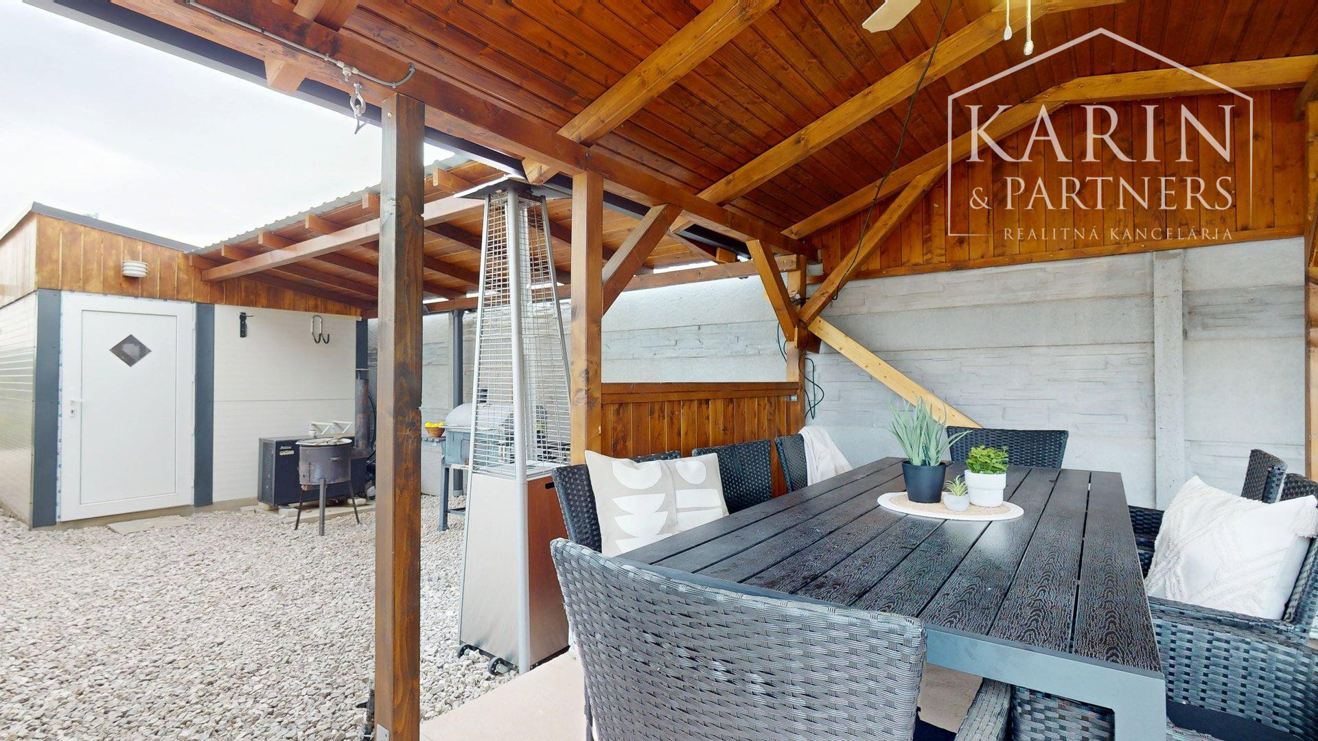 REZERVOVANÉ 4-izbový bungalov s bazénom | altánok | klimatizácia | krb