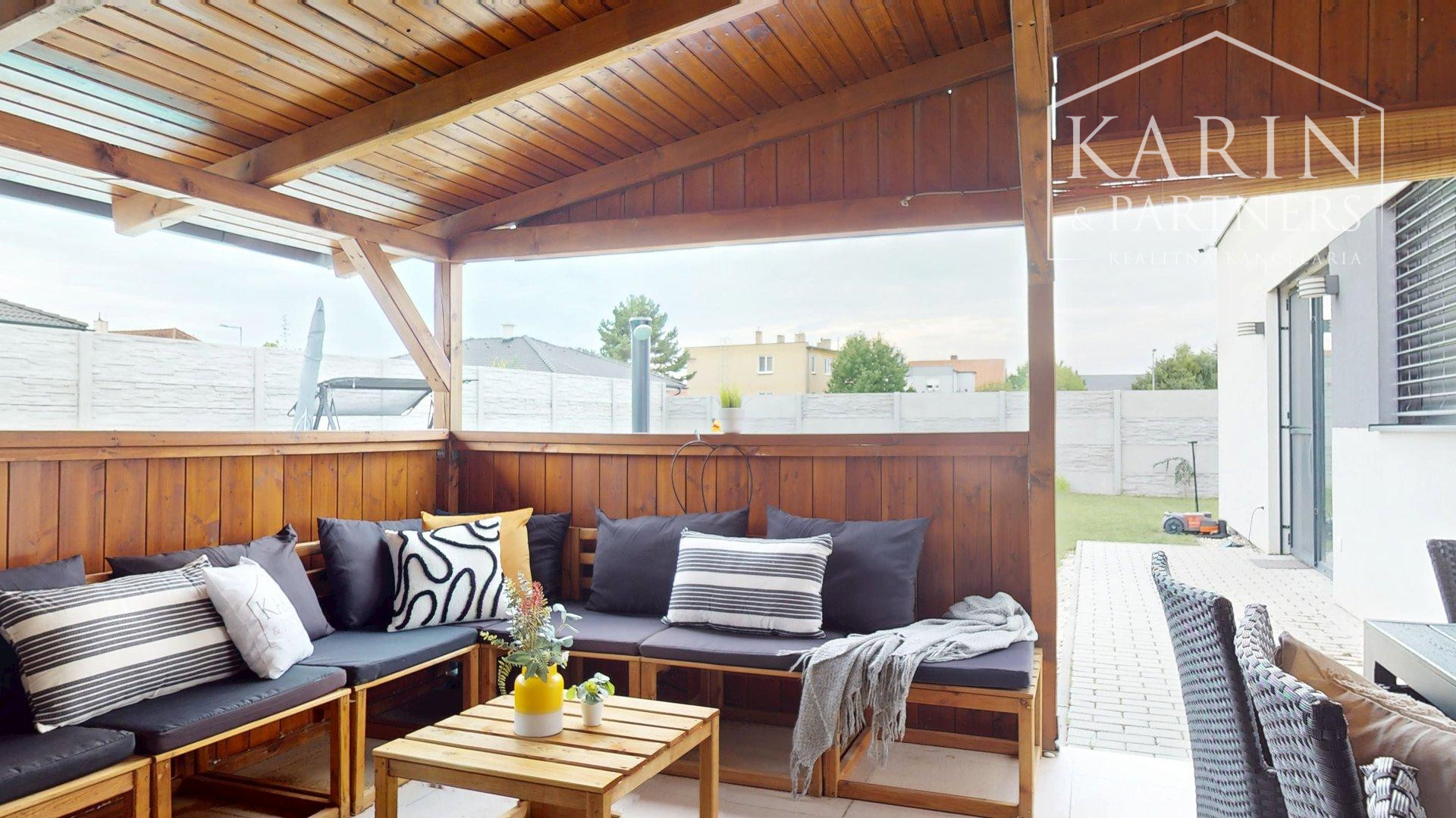 REZERVOVANÉ 4-izbový bungalov s bazénom | altánok | klimatizácia | krb