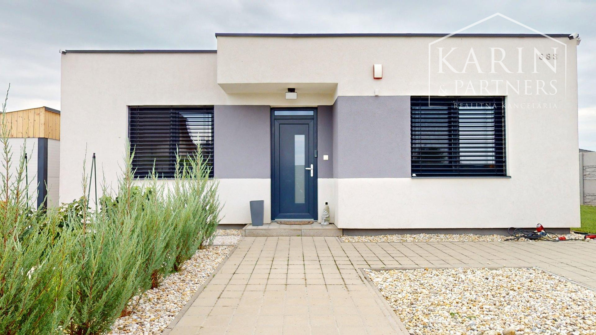 REZERVOVANÉ 4-izbový bungalov s bazénom | altánok | klimatizácia | krb