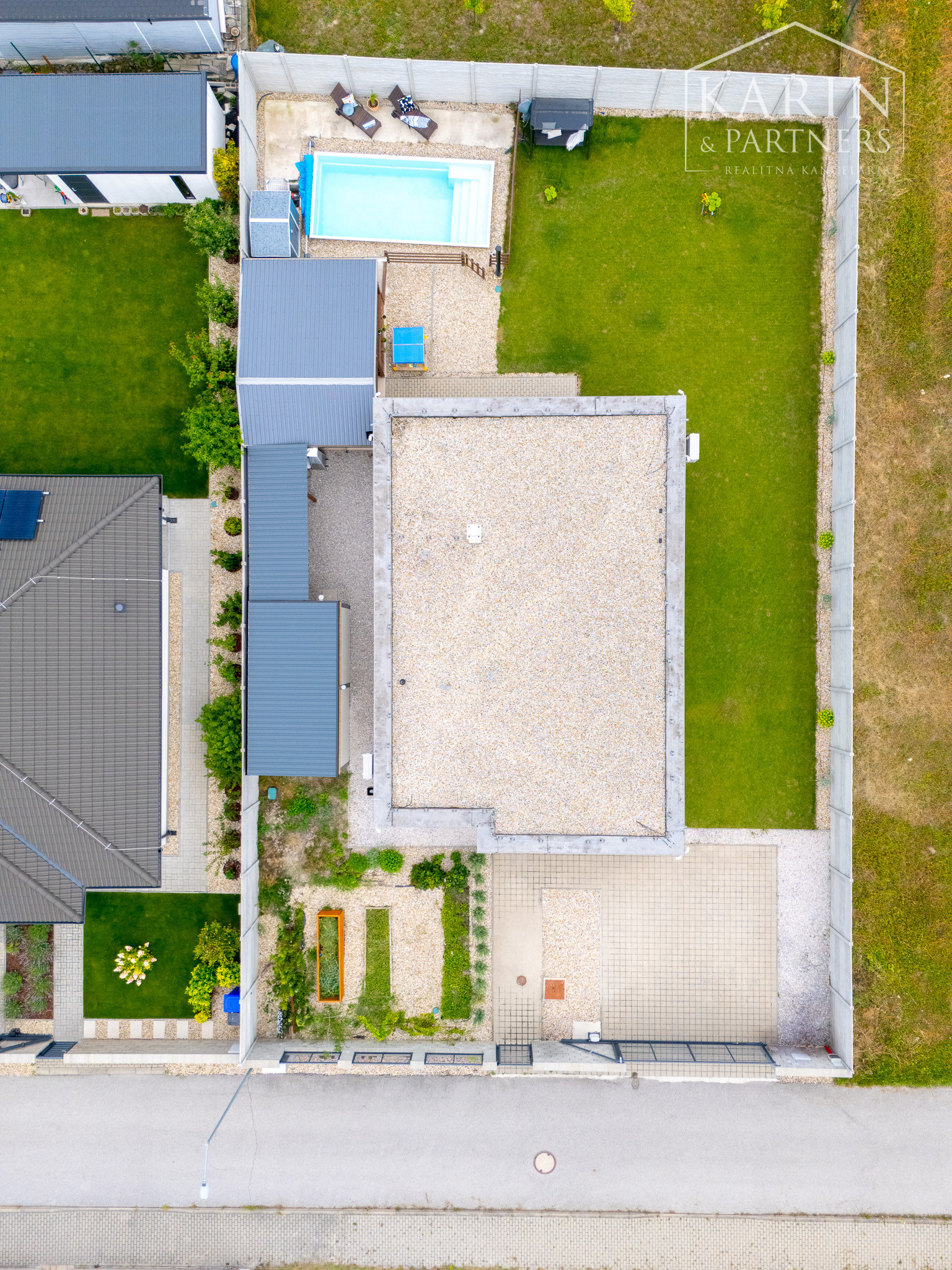 REZERVOVANÉ 4-izbový bungalov s bazénom | altánok | klimatizácia | krb