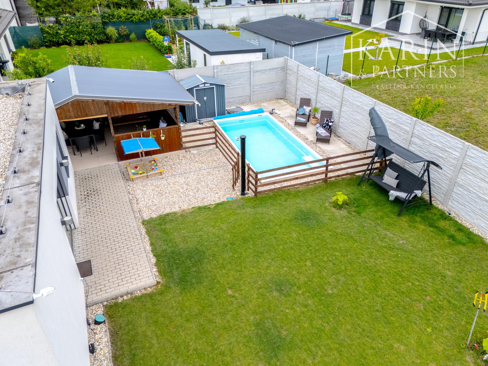 REZERVOVANÉ 4-izbový bungalov s bazénom | altánok | klimatizácia | krb