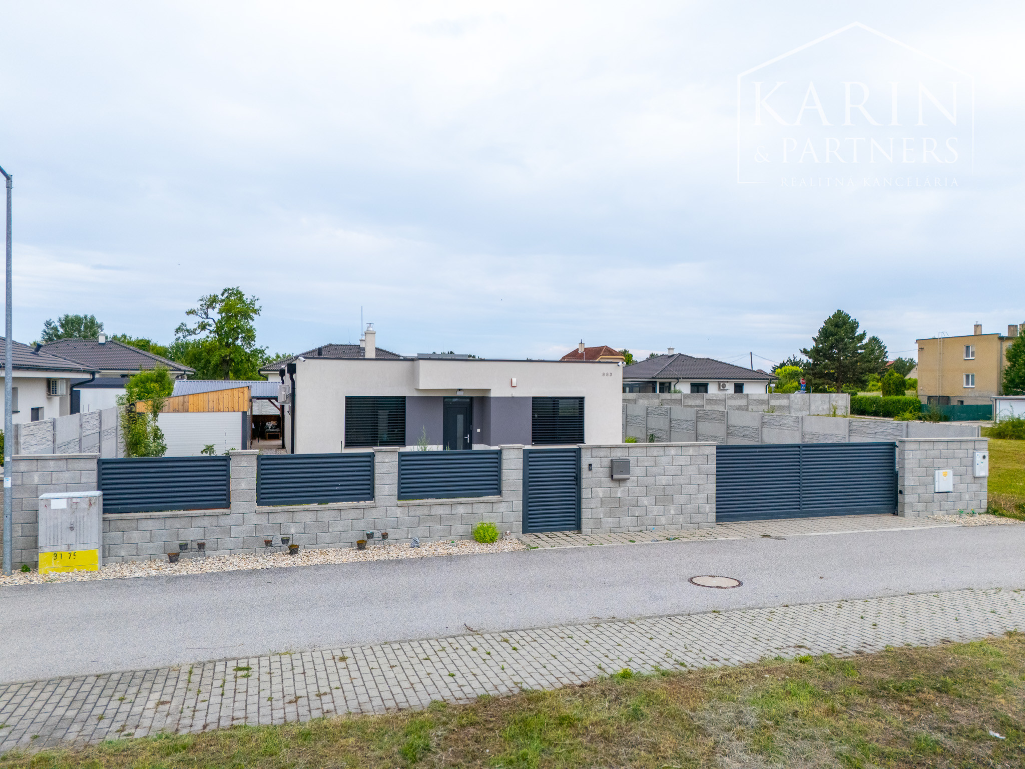 REZERVOVANÉ 4-izbový bungalov s bazénom | altánok | klimatizácia | krb