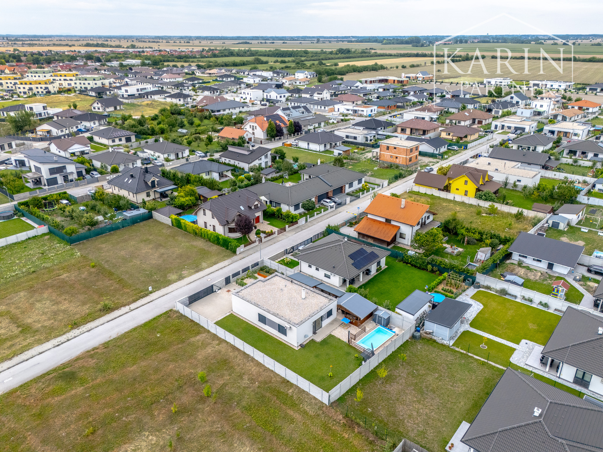 REZERVOVANÉ 4-izbový bungalov s bazénom | altánok | klimatizácia | krb