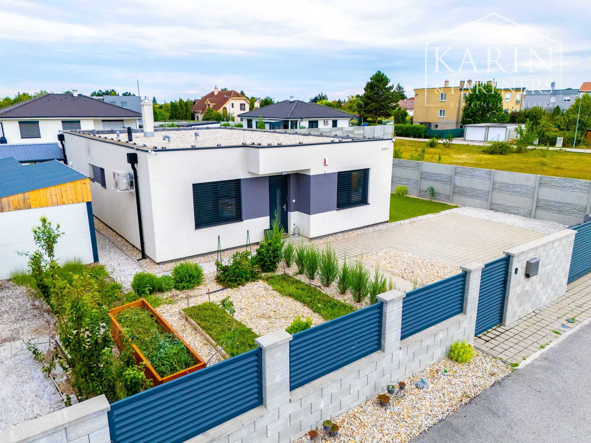 REZERVOVANÉ 4-izbový bungalov s bazénom | altánok | klimatizácia | krb