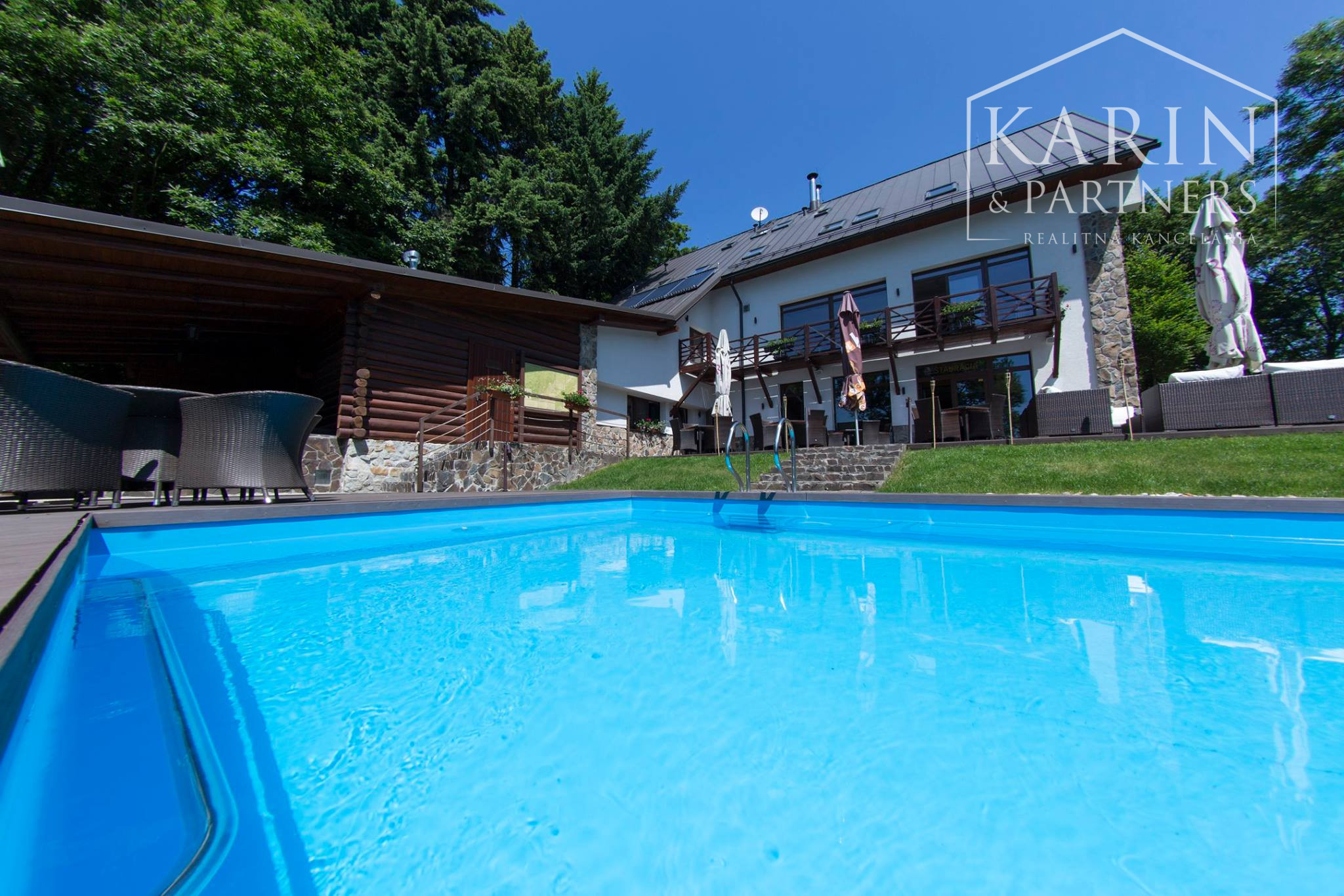 ŠTVORPODLAŽNÁ VILA S BAZÉNOM, WELLNESSOM A KOLIBOU V MODRE - HARMÓNIA