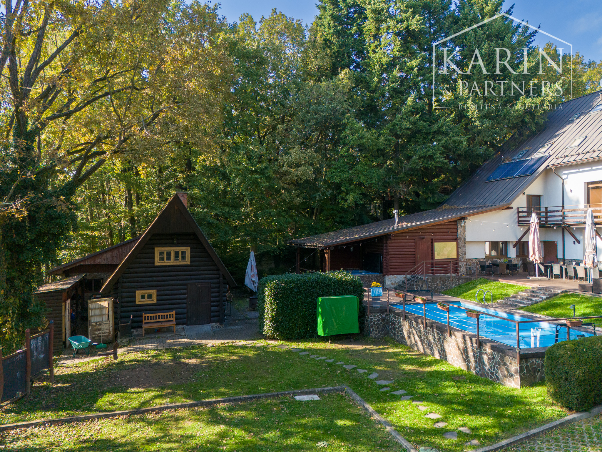 ŠTVORPODLAŽNÁ VILA S BAZÉNOM, WELLNESSOM A KOLIBOU V MODRE - HARMÓNIA