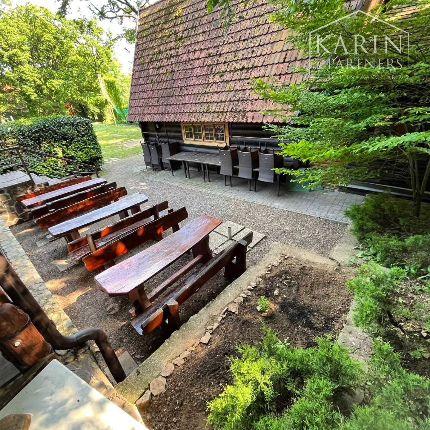 ŠTVORPODLAŽNÁ VILA S BAZÉNOM, WELLNESSOM A KOLIBOU V MODRE - HARMÓNIA