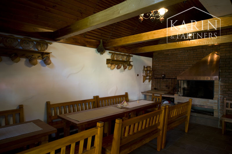 ŠTVORPODLAŽNÁ VILA S BAZÉNOM, WELLNESSOM A KOLIBOU V MODRE - HARMÓNIA